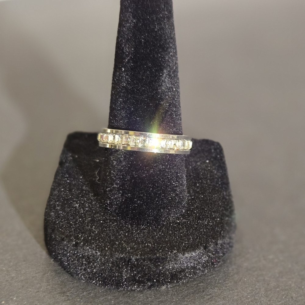 Beautiful wrap around rhinestone inlay  size 7 ring...25043